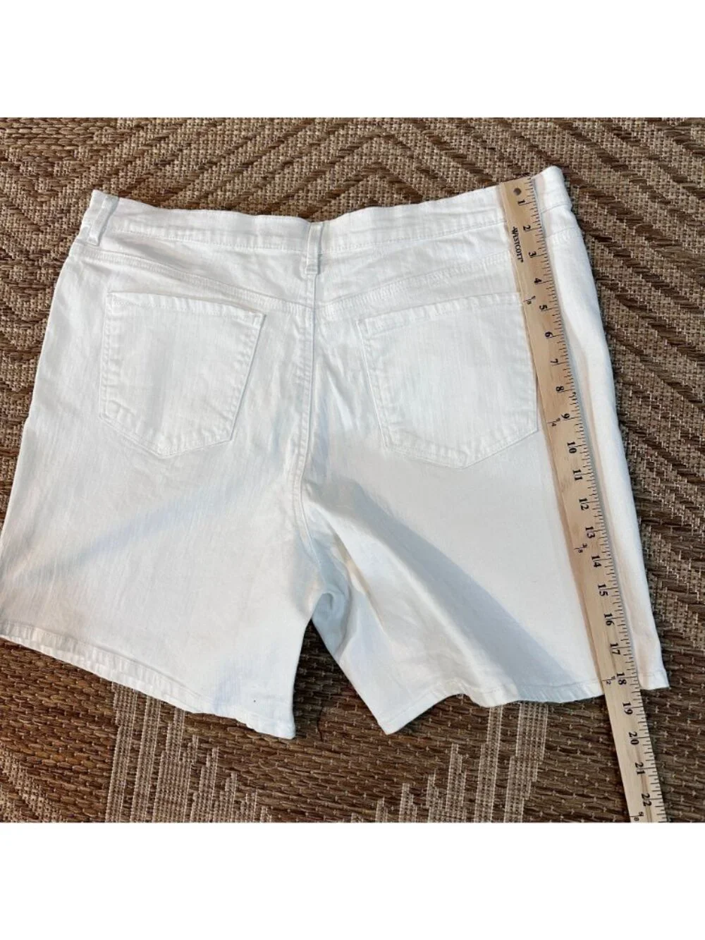 Gloria Vanderbilt White Denim Jean Shorts Size 18 All-Around Slimming Effect